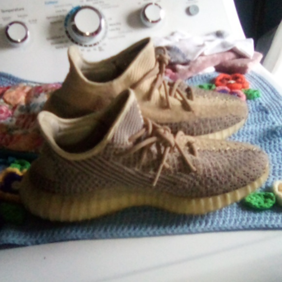 Yeezy 350 V2 - Picture 2 of 4